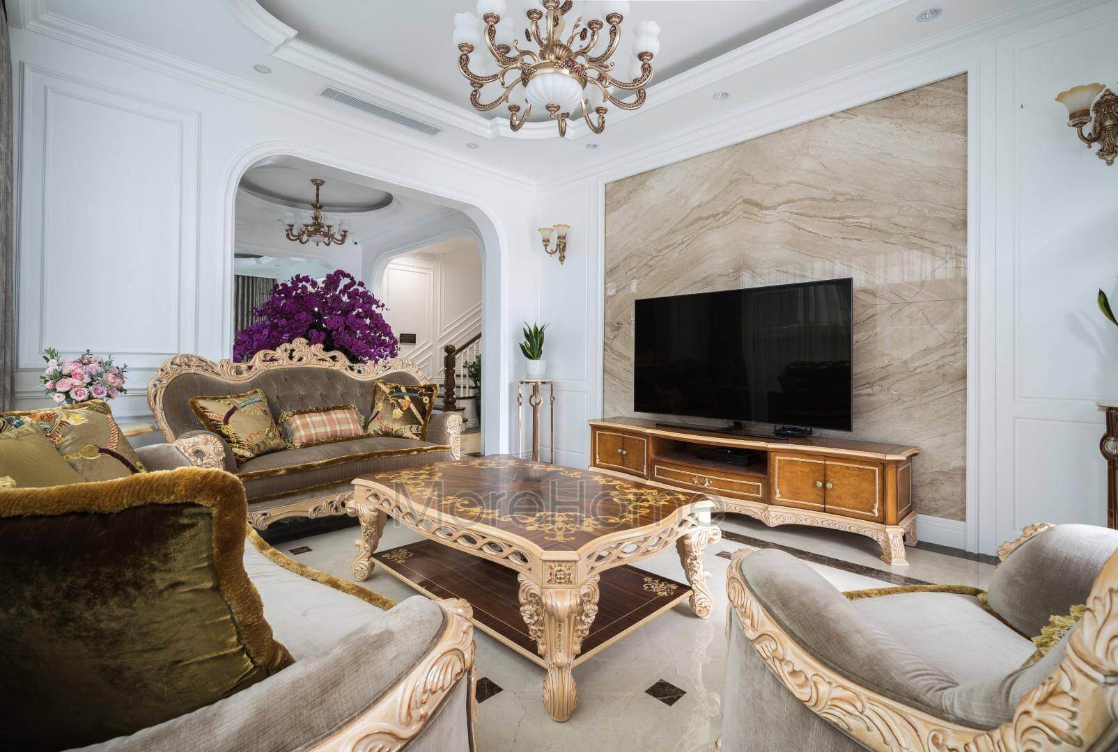 Bức tường sau tivi được ốp đá granite màu vàng màu sắc ăn nhập hoàn toàn với tông vàng chủ đạo của phòng khách Đá ốp phòng khách chung cư