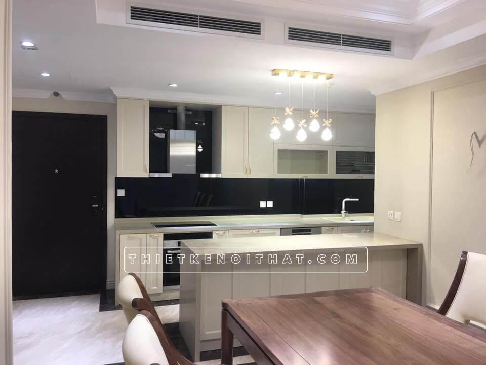 Khu vực bếp tân cổ điển được lắp đặt quay lưng với cửa ra vào cho phép đảm bảo luồng khí phong thủy đi đúng hướng, đem tới nhiều tài lộc cho gia chủ Thiết kế phòng bếp chung cư tân cổ điển